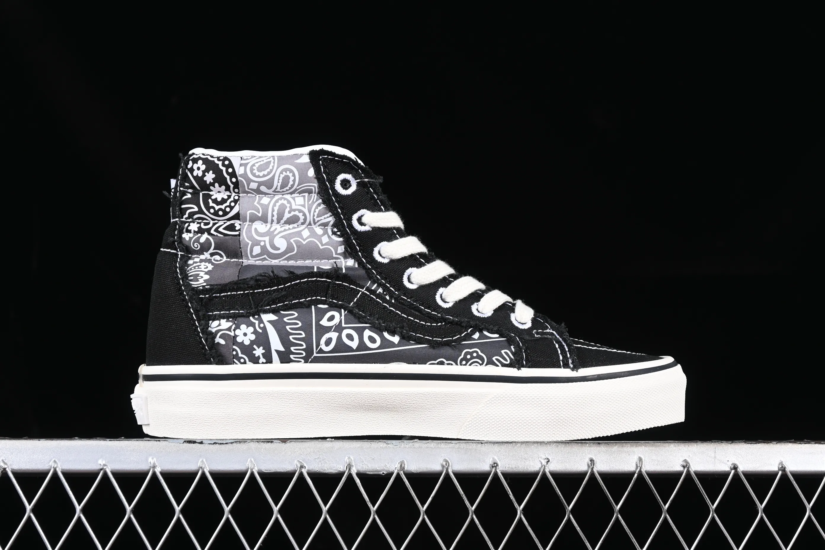 All categories Vans Vans series Vans Hi Vans high-top Vault by Vans x Invincible joint series high-top casual sneakers VN000CDDBP6